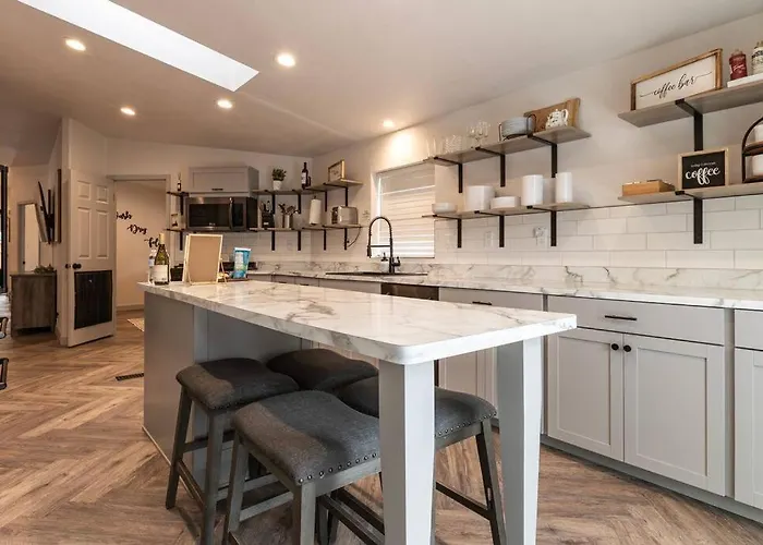 Families & Pets! Hot Tub, Playground, Gym & More! Holiday home *